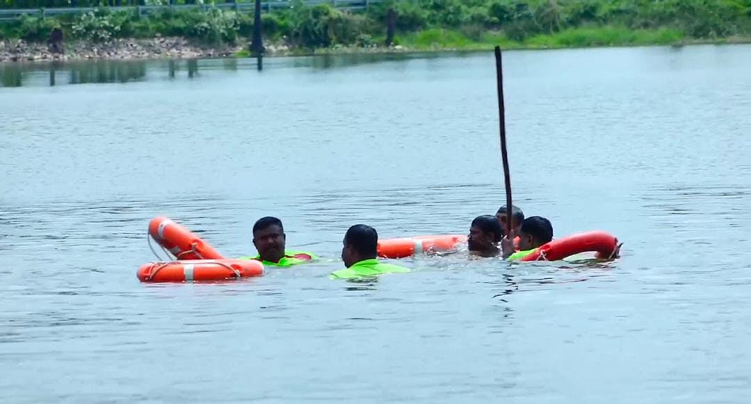 தூத்துக்குடி: நீச்சல் தெரியாமல் குளத்தில் குளியல் - சிறுமியை காப்பாற்ற முயன்ற பெண்ணும் பலியான சோகம்