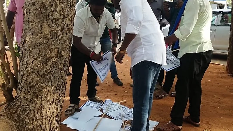 கிழிக்கப்பட்ட பதாகைகள்
