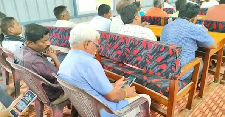அமைச்சர் கூட்டத்தில் செல்போன் பயன்படுத்திய அதிகாரிகள், மக்கள் பிரதிநிதிகள்