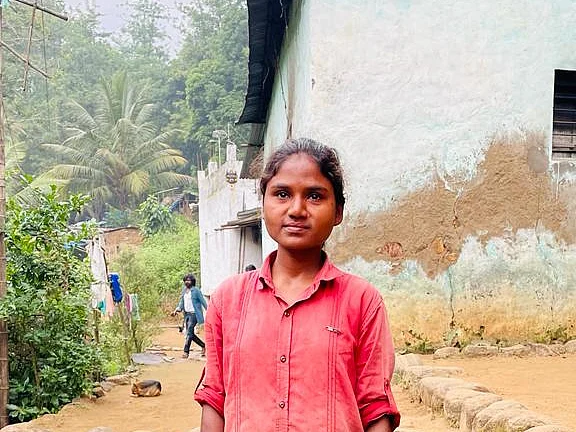 காட்டாற்றைக் கடந்து படித்த பழங்குடி மாணவியின் நர்ஸிங் கனவு... நிறைவேற்றுமா தமிழக அரசு?