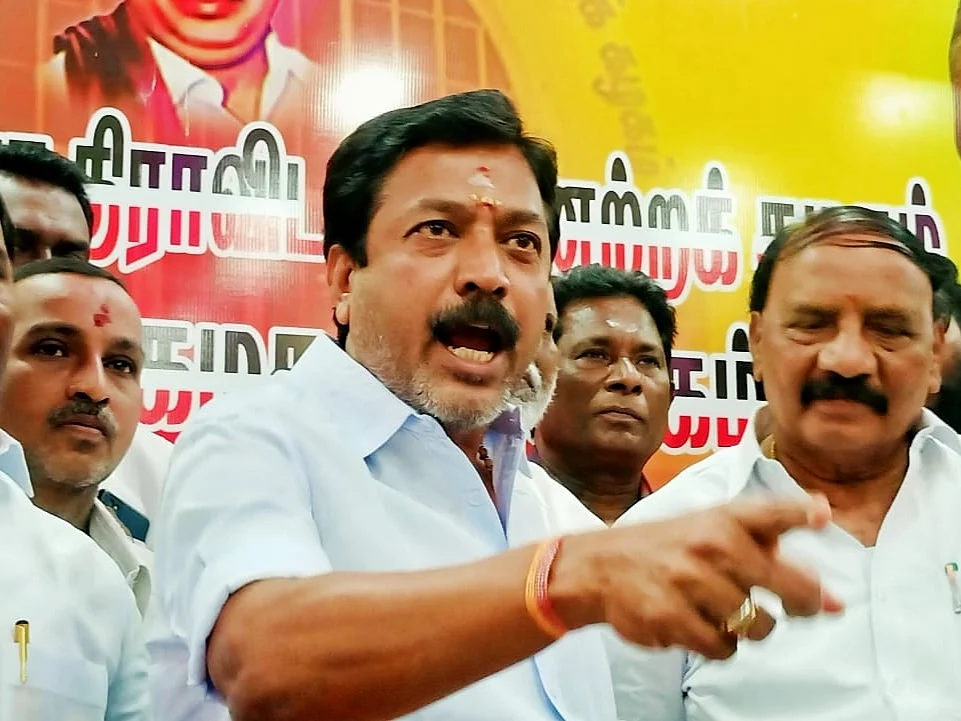 ``அம்மா சிறை சென்றதற்குக் காரணம் டி.டி.வி.தினகரன்; அவர் வைத்திருப்பது கட்சியல்ல..!" - சி.வி.சண்முகம்