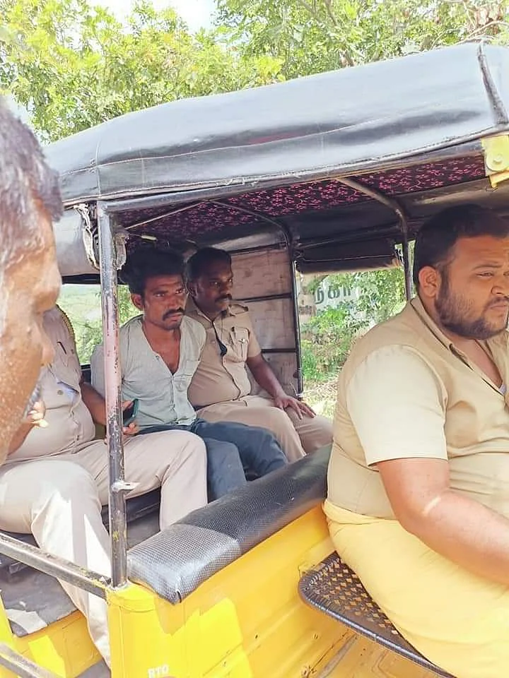 தாக்கப்பட்ட இளைஞரை அழைத்துச் செல்லும் போலீஸார்