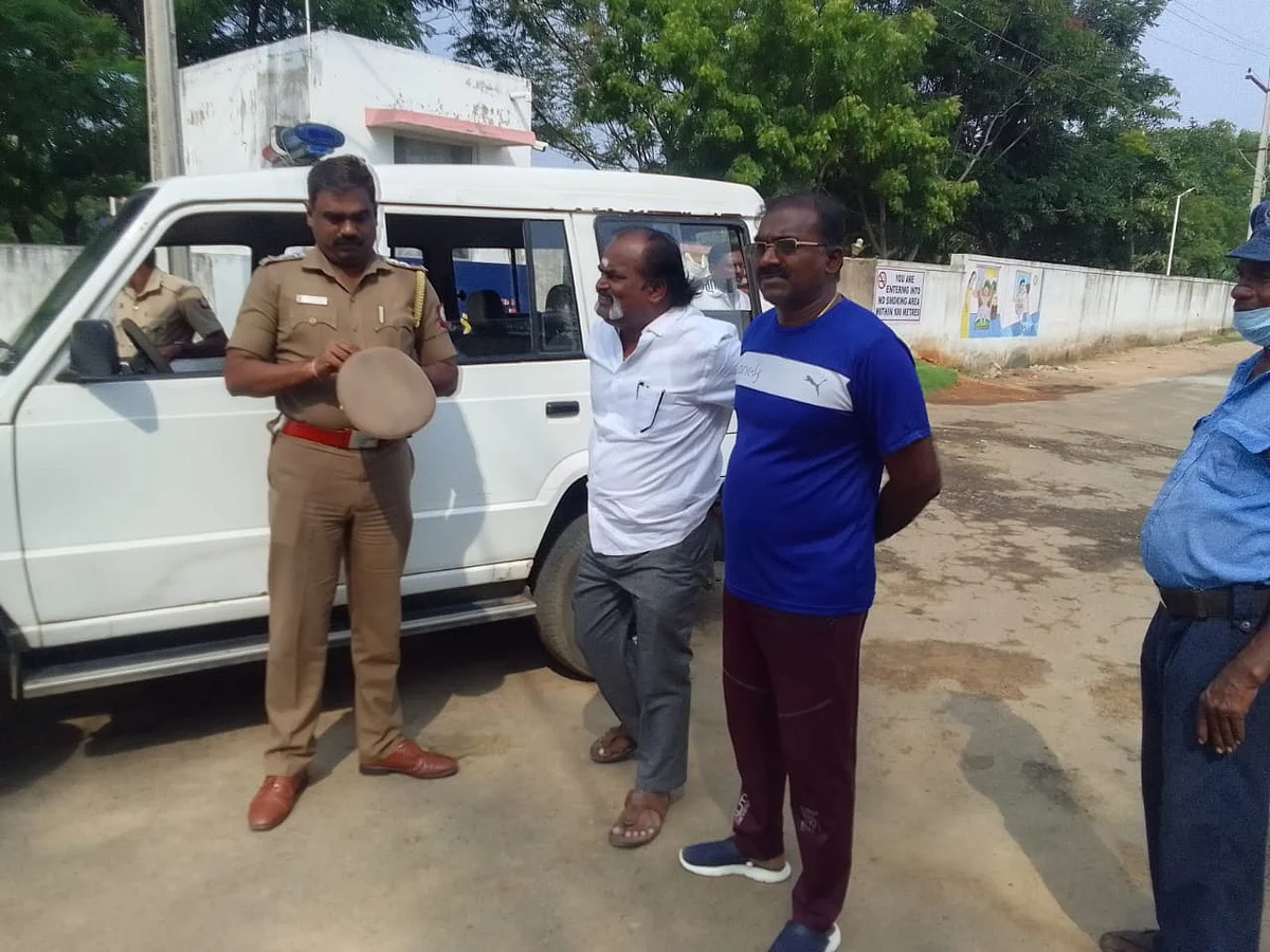 நெல்லை: சாலையில் திரிந்த மாடுகள்; ஏலம்விட்ட மாநகராட்சி; தடுத்த பாஜக மாவட்டத் தலைவர் கைது!