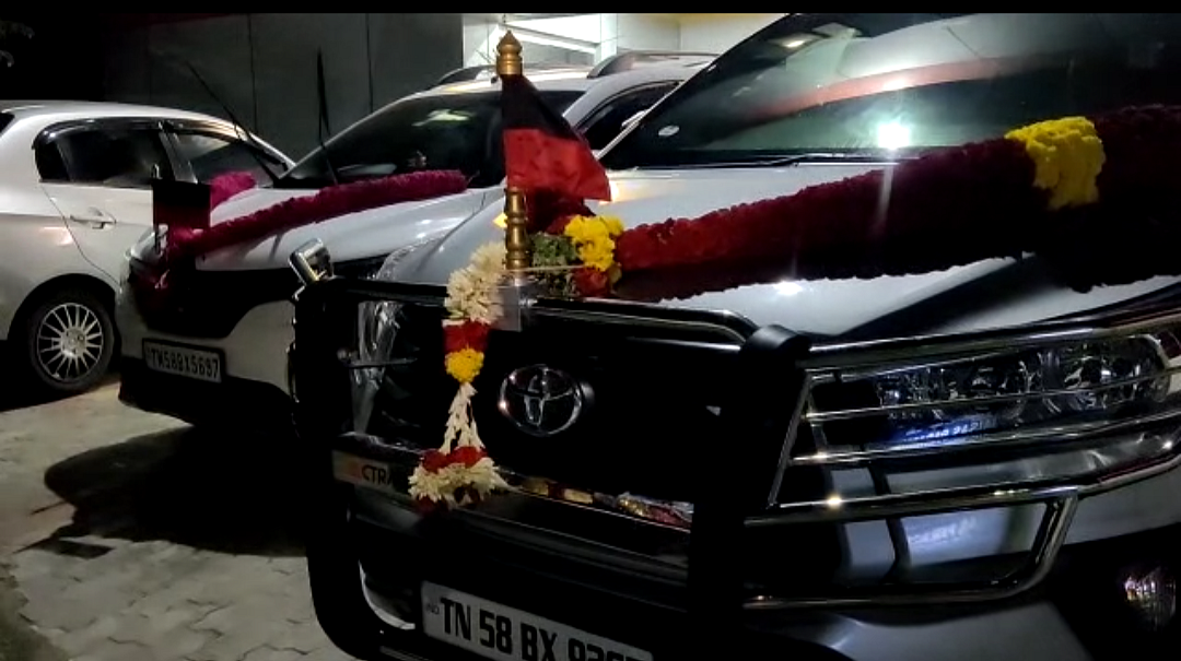 மதுரை புள்ளி வந்த தி.மு.க கொடிகட்டிய கார்