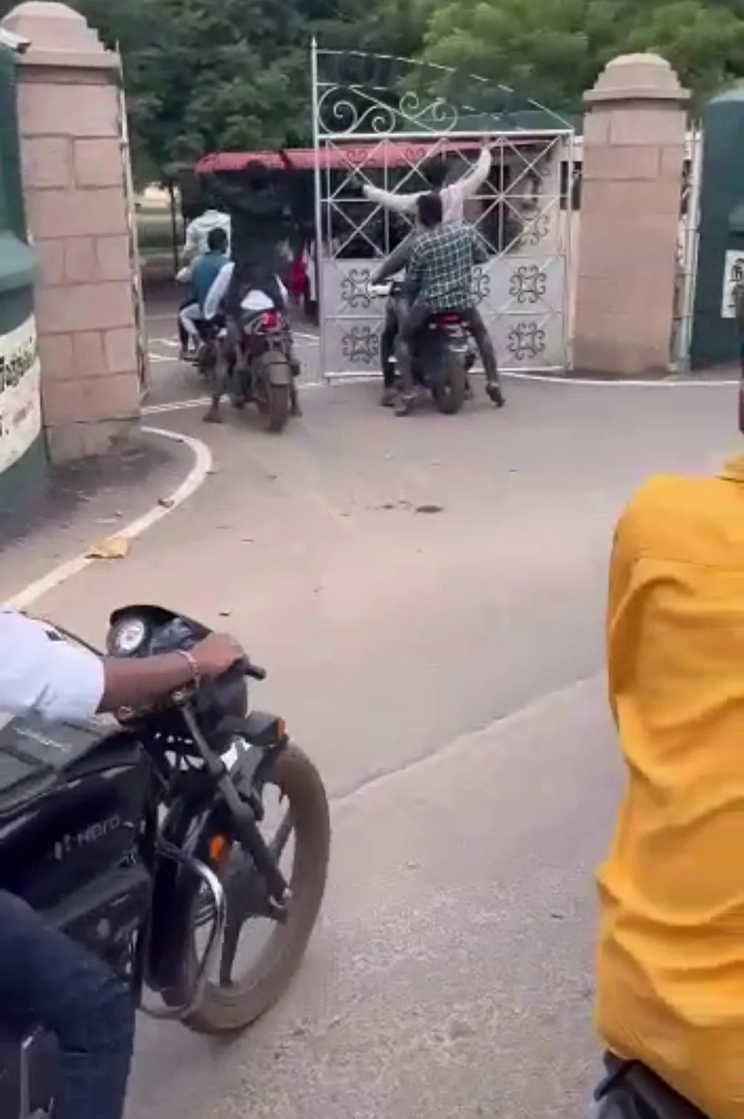 தனியார் மகளிர் கல்லூரிக்குள் நுழையும் கும்பல்
