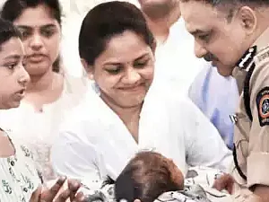 மும்பை: நடைபாதையில் உறங்கிக்கொண்டிருந்த குழந்தை கடத்தல்; ஹைதராபாத்தில் விற்க முயன்ற பெண்கள் கைது!