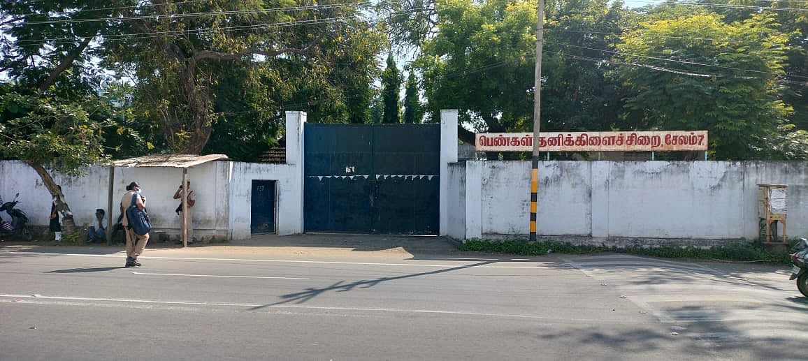 சேலம் பெண்கள் சிறையில் 2 பெண் காவலர்கள் திடீர் மாற்றம்! -  என்ன காரணம்?