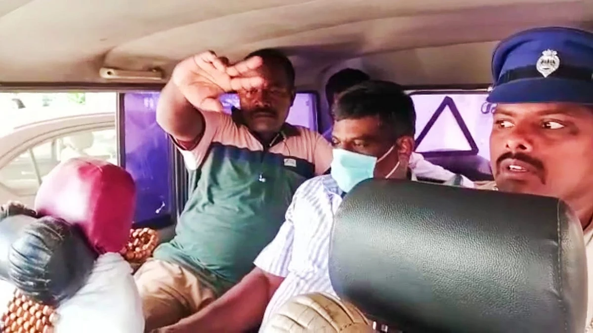கைது செய்யப்பட்ட காவல் ஆய்வாளர் சீனிவாசன்