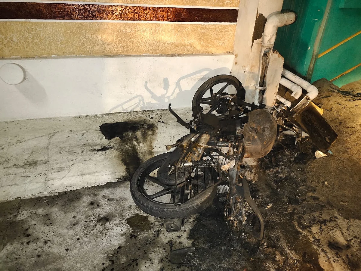 எரிந்த டூ வீலர்