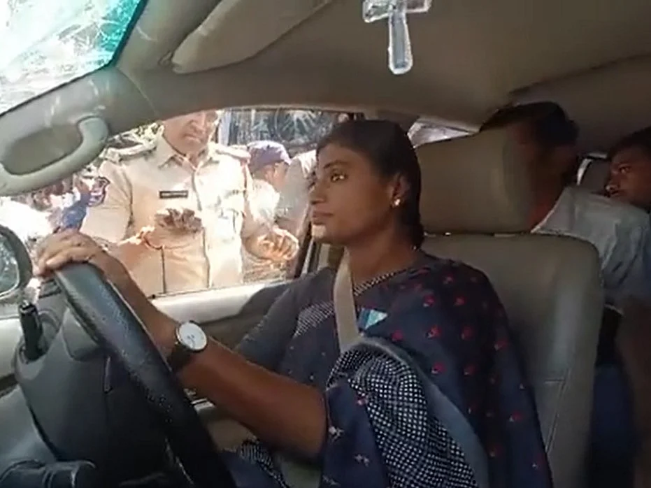 வெளியேற மறுத்த ஜெகன் மோகன் தங்கை; காரோடு இழுத்துச் சென்ற தெலங்கானா போலீஸ்! - என்ன நடந்தது?