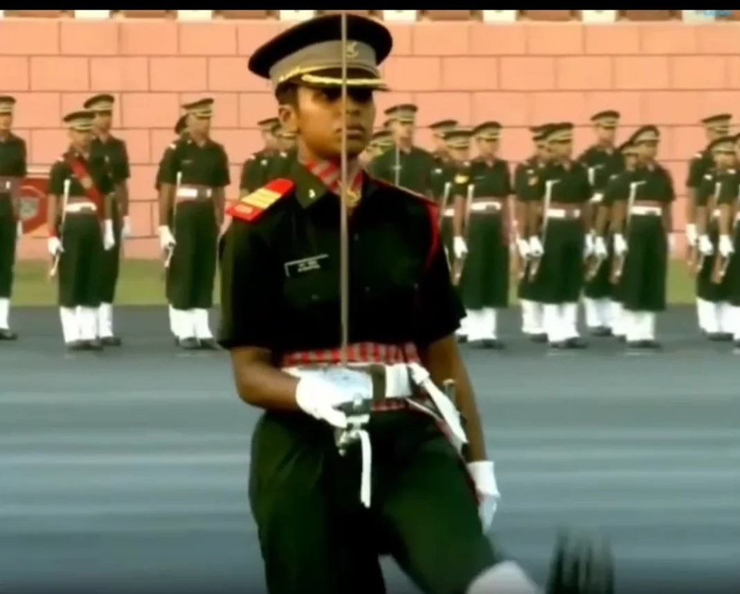 சீருடையில் பவித்ரா