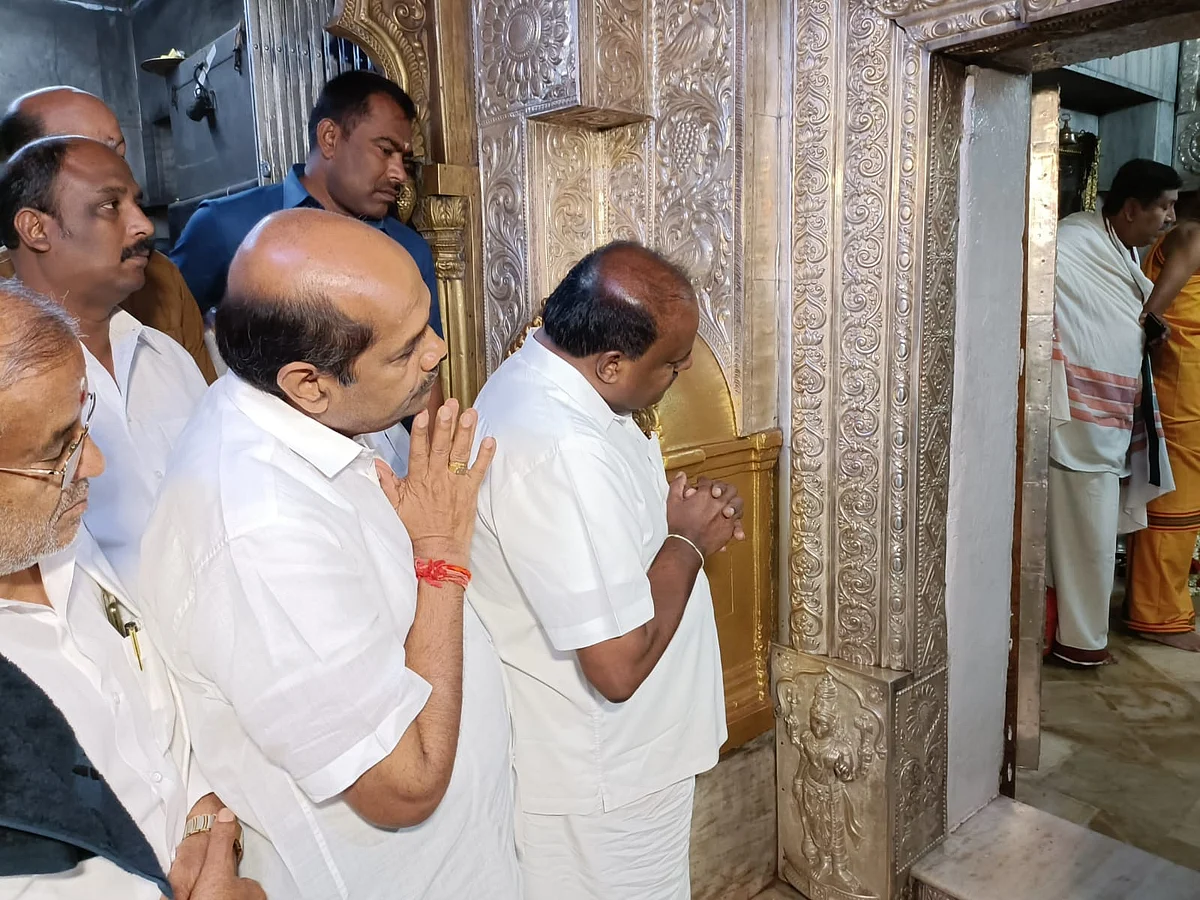 சாமுண்டீஸ்வரி அம்மன் கோயிலில் தரிசனம் செய்த குமாரசாமி.