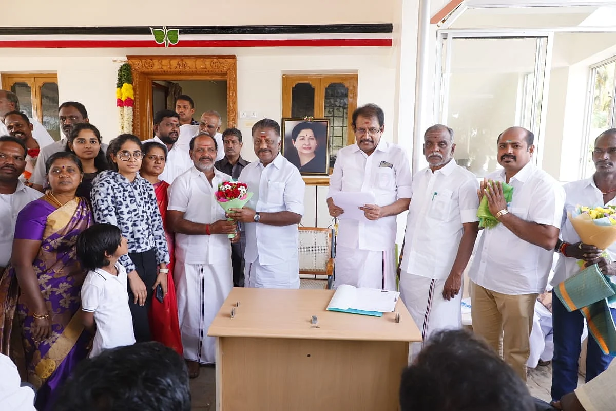 திருப்பூர் மாவட்ட அ.தி.மு.க-வினர்