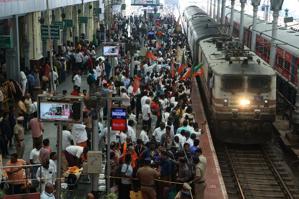 சென்னை எழும்பூர்: கிளம்பிய ஆளுநர்... ஓய்வு அறையில் பாஜக தலைவர்கள் ஆலோசனைக் கூட்டம்!