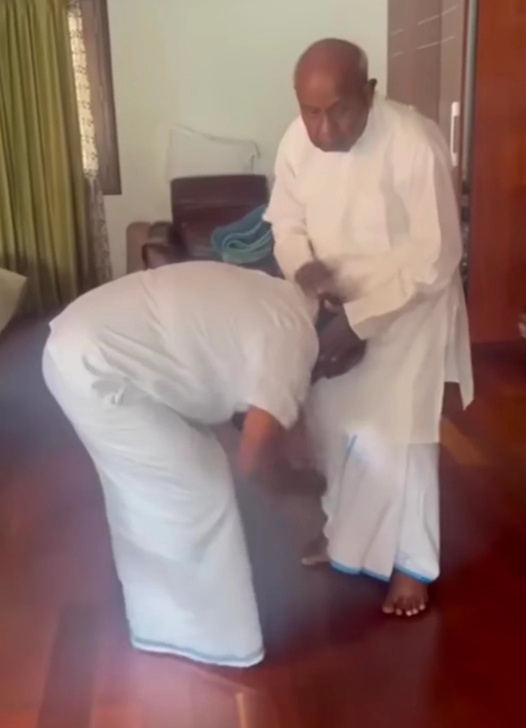 தந்தையிடம் ஆசீர்வாதம் வாங்கும் குமாரசாமி.