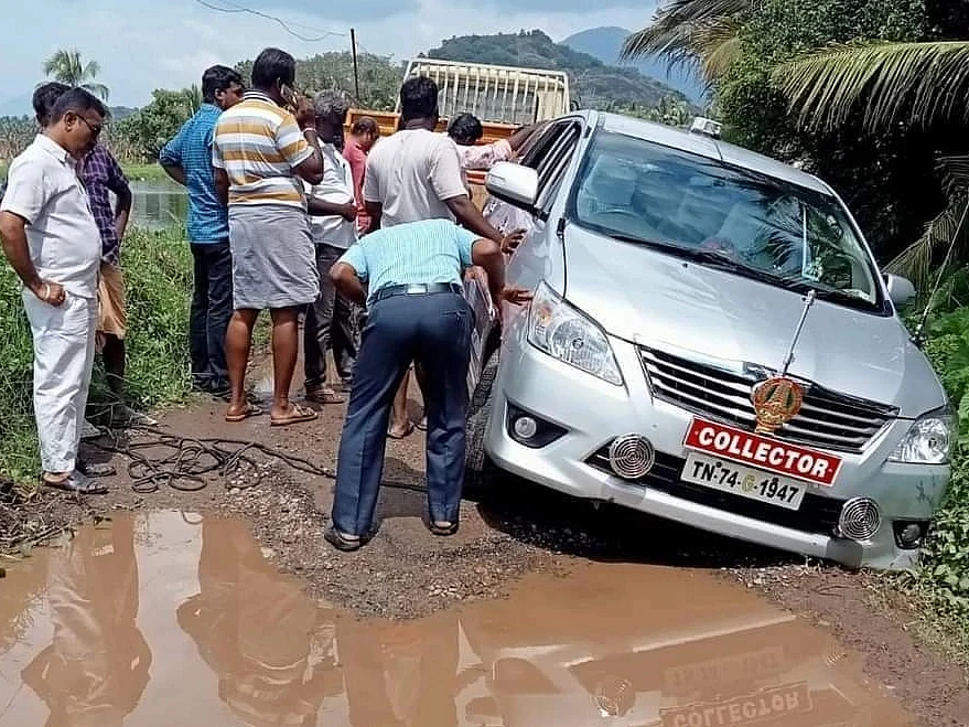 குளம்போல் நீர் தேங்கிய சாலையில் சிக்கிய குமரி கலெக்டர் கார்; டெம்போவில் கட்டி இழுக்கும் போட்டோ வைரல்