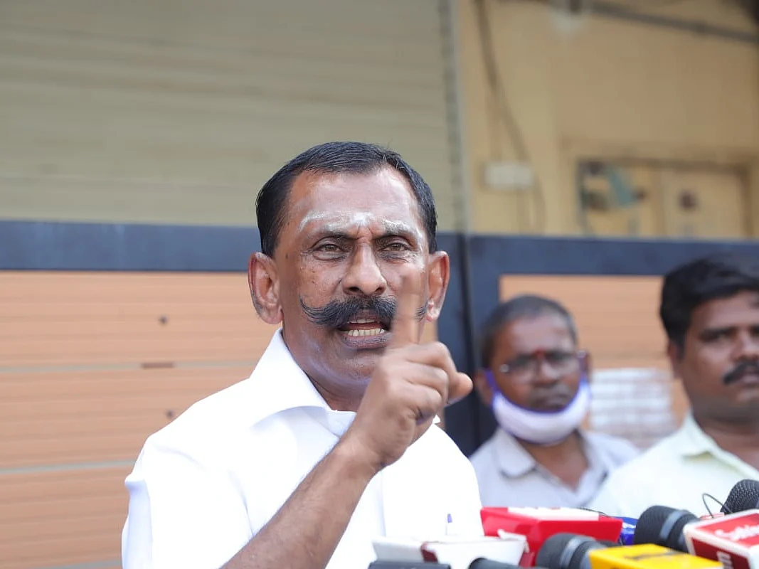 கோயில் வாசலில் கொந்தளித்த பொன்.மாணிக்கவேல்..! - என்னதான் பிரச்னை?