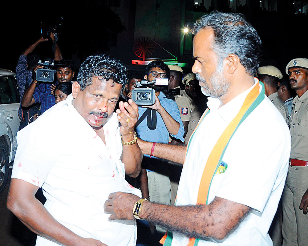 திருநெல்வேலிலருந்து வந்து பிரச்னை பண்றீங்களா? - உடைந்த மண்டை.. கிழிந்த சட்டை... ரணகளமான பவன்
