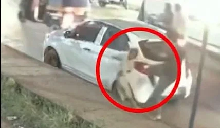 காரில் சாய்ந்துகொண்டிருந்த சிறுவனை எட்டி உதைத்த இளைஞன் கைது