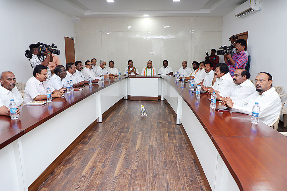 திருநெல்வேலிலருந்து வந்து பிரச்னை பண்றீங்களா? - உடைந்த மண்டை.. கிழிந்த சட்டை... ரணகளமான பவன்