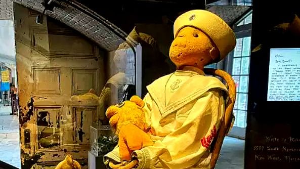 `ராபர்ட் நம்மை கவனிக்கிறான்'; உலகின் மிகவும் அச்சுறுத்தும்  பேய் பொம்மை; உண்மை  சம்பவத்தின் பின்னணி!