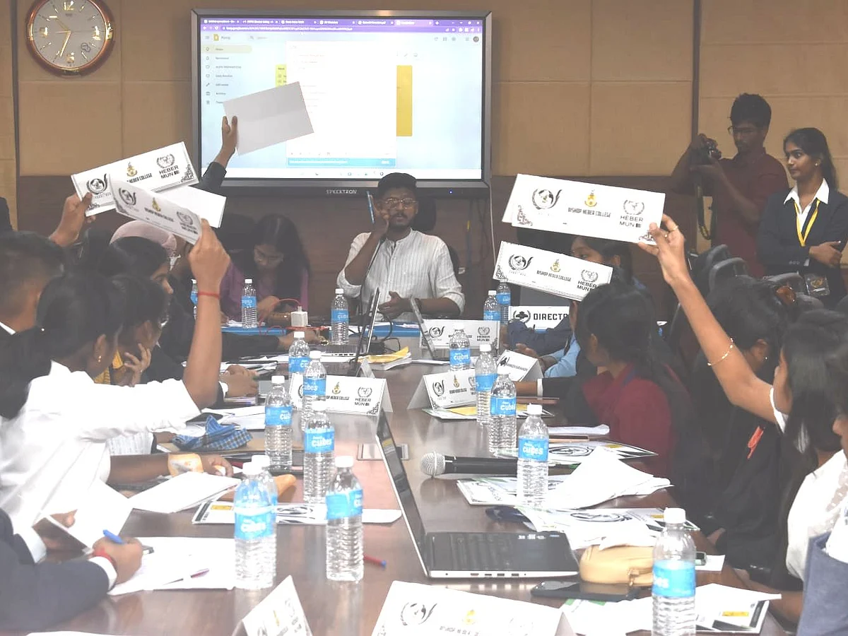 திருச்சியில் `பொன்னி' ஐ.நா: அனல் பறந்த விவாதங்கள்… தூதர்களாக மாறிய கல்லூரி மாணவர்கள்!