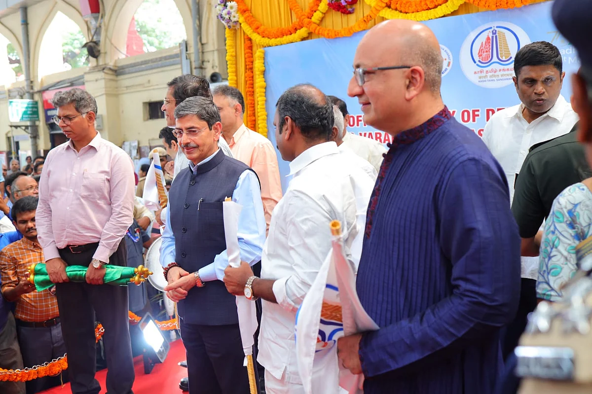 சென்னை எழும்பூர்: கிளம்பிய ஆளுநர்... ஓய்வு அறையில் பாஜக தலைவர்கள் ஆலோசனைக் கூட்டம்!