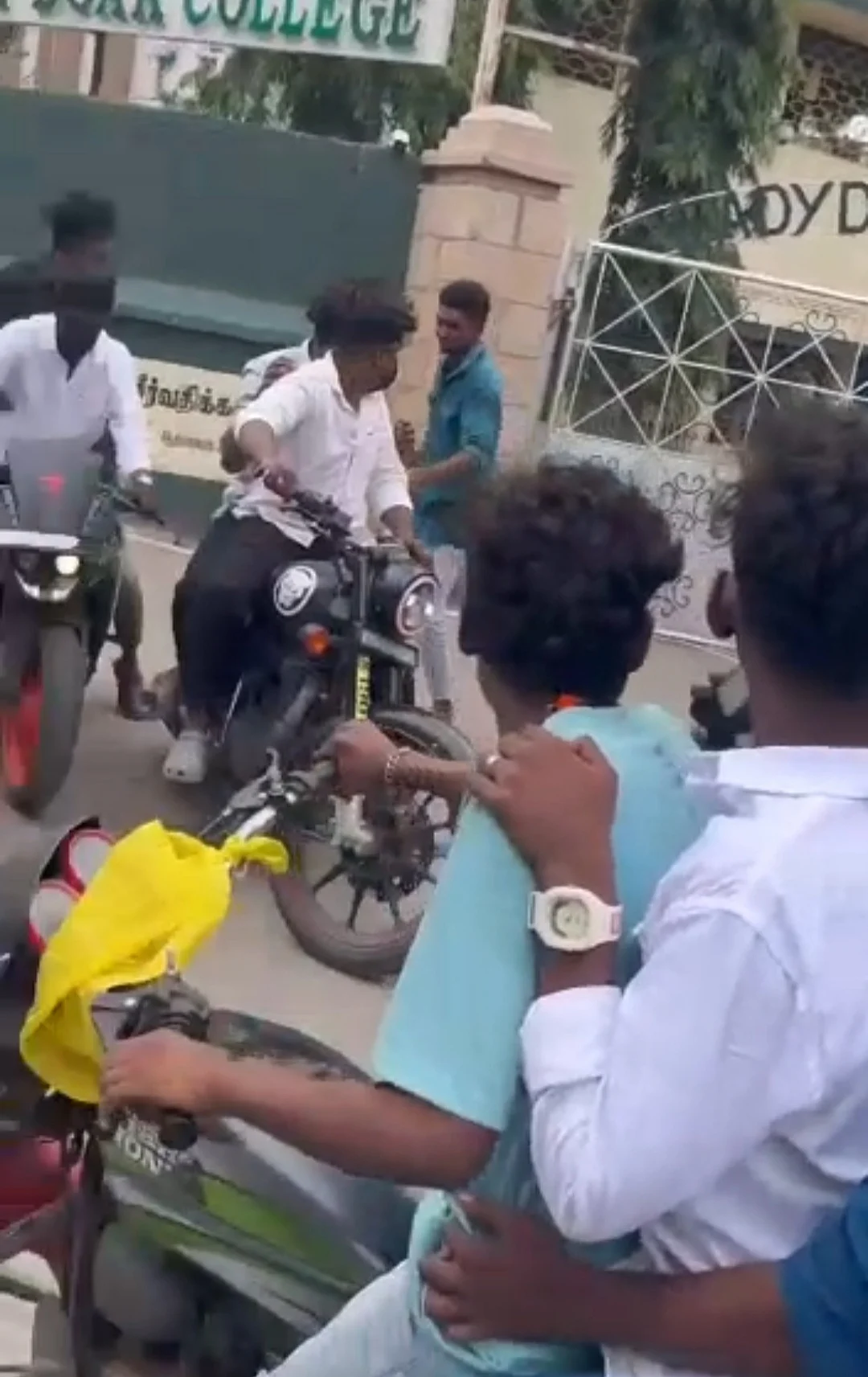 தனியார் மகளிர் கல்லூரி வாசல் முன் கும்பல்
