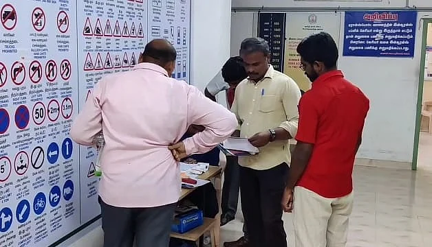 ரெய்டில் ஈடுபட்ட லஞ்ச ஒழிப்பு போலீஸார்.