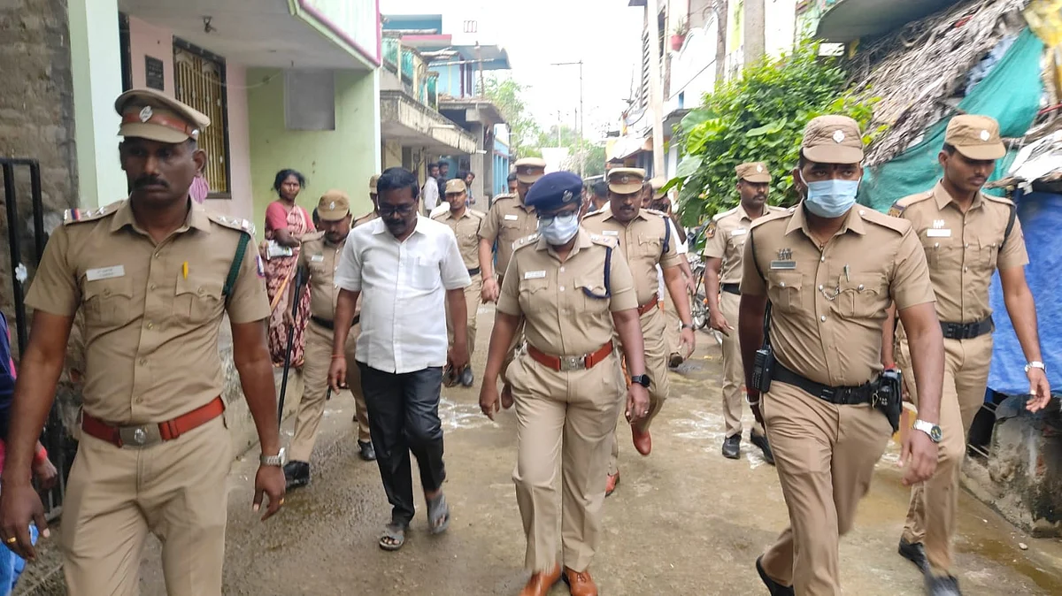 எஸ்.பி உள்ளிட்ட போலீஸ் டீம் விசாரணை