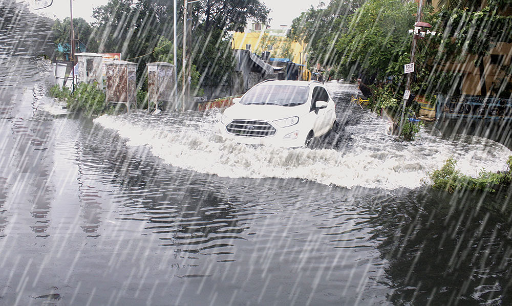 மழை நேரங்களில் கார்/பைக் ஓட்டும்போது...