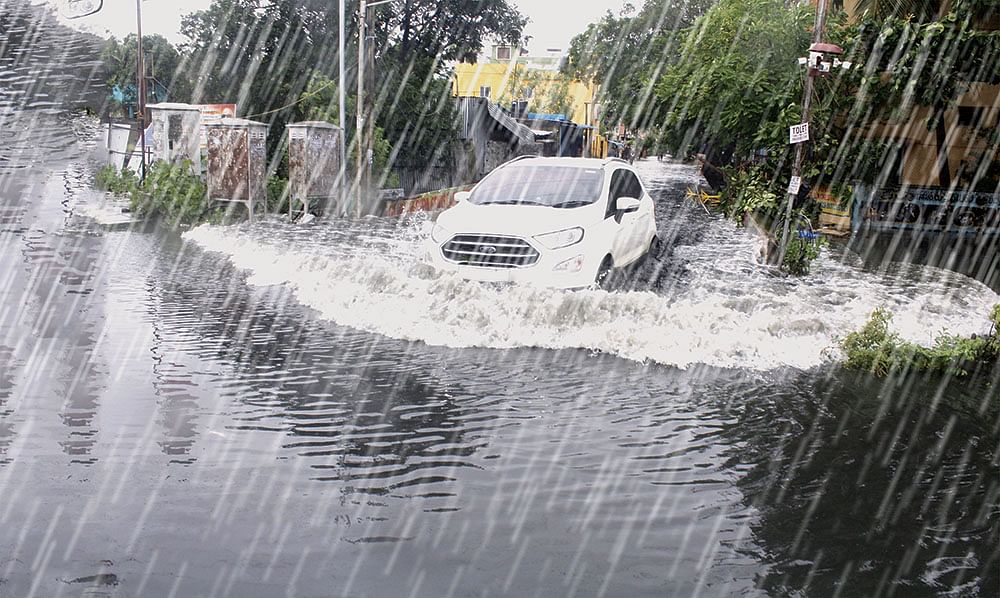 மழை நேரங்களில் கார்/பைக் ஓட்டும்போது...