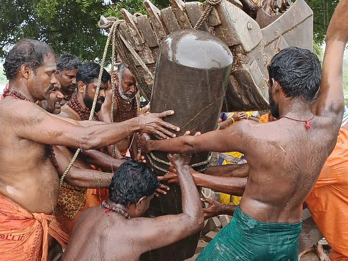 அன்று அரசம்பாளையம், இன்று நஞ்சைக்காலக்குறிச்சி; அடுத்தடுத்து கிடைக்கும் பழைமையான லிங்கங்கள்!