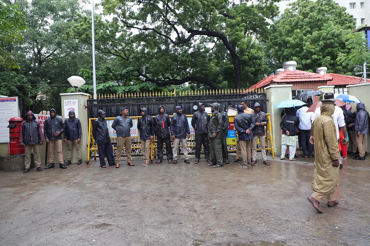 மூடப்பட்ட சென்னை காவல் ஆணையரகத்தின் கதவுகள்