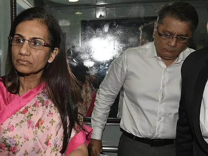 பல ஆயிரம் கோடி மோசடிக்கு பணி நீக்கம் மட்டும்தான் தண்டனையா? சந்தா கோச்சார் வழக்கு முழு விவரம்...
