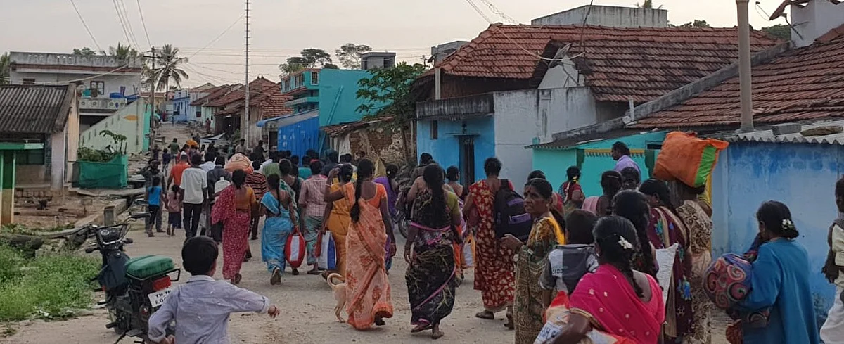 போராட்டத்தை கைவிட்டு கிராமத்துக்கு செல்லும் மக்கள்.