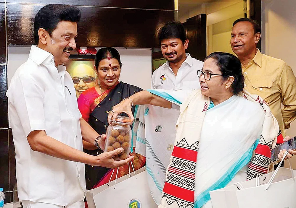 மிஸ்டர் கழுகு: மூன்றாவது அணி... மம்தா வீசிய வலை... பிடிகொடுக்காத ஸ்டாலின்!