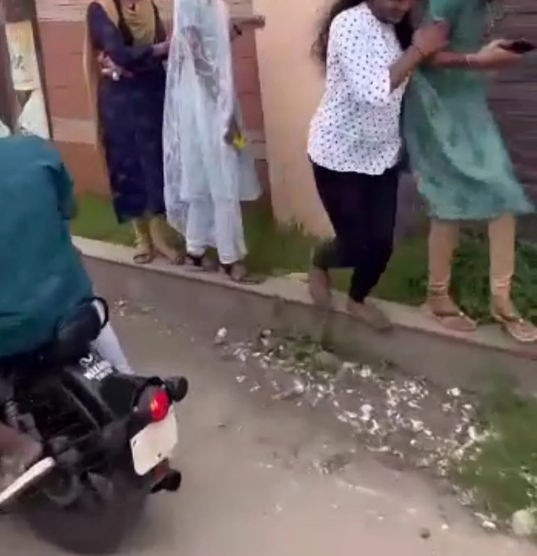 அலறி ஓடும் மாணவிகள்