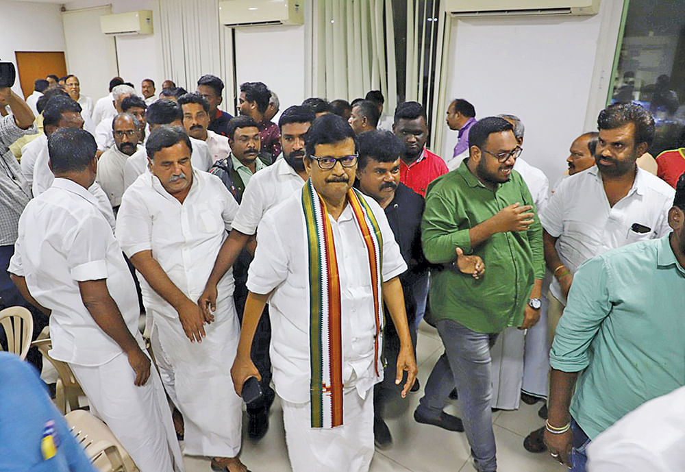திருநெல்வேலிலருந்து வந்து பிரச்னை பண்றீங்களா? - உடைந்த மண்டை.. கிழிந்த சட்டை... ரணகளமான பவன்
