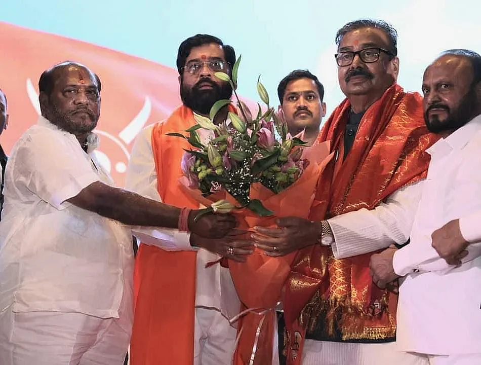 ஷிண்டே அணியில் கஜானன் கீர்த்திகர்(வலது பக்கம்)