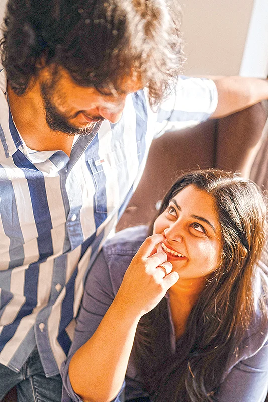 Manjima Mohan: காதல் களி முகத்தினில்