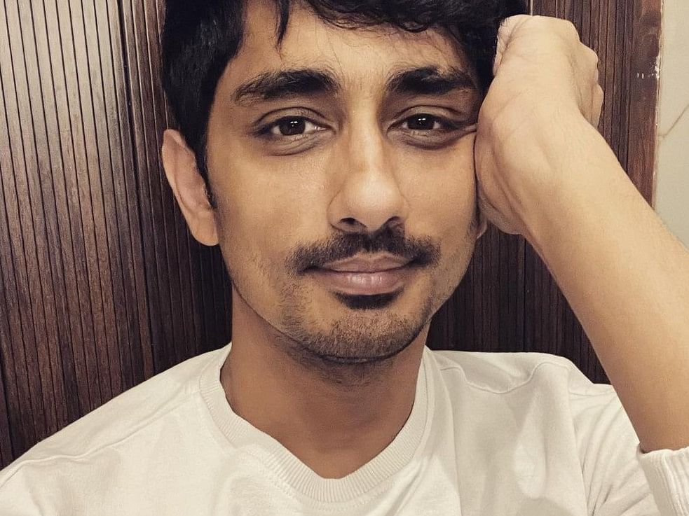 "இந்தியில் பேசாதீர்கள், ஆங்கிலத்தில் பேசுங்கள்..."- விமானநிலைய அதிகாரிகளைச் சாடிய சித்தார்த்!
