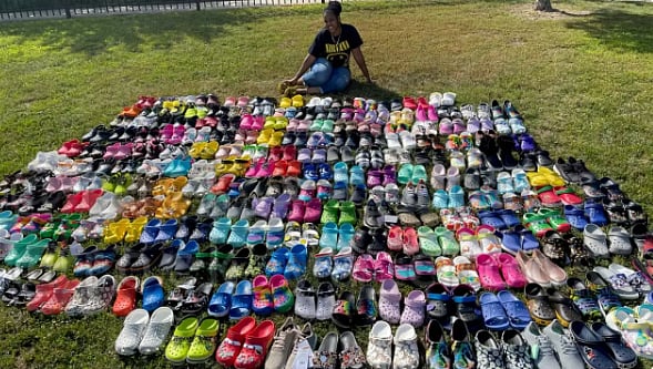 `போதும், போதும் லிஸ்ட் பெருசா போகுது'; Crocs மீது காதல்; 450 ஜோடி காலணிகளை வாங்கிக் குவித்த பெண்!