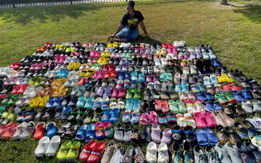 `போதும், போதும் லிஸ்ட் பெருசா போகுது'; Crocs மீது காதல்; 450 ஜோடி காலணிகளை வாங்கிக் குவித்த பெண்!