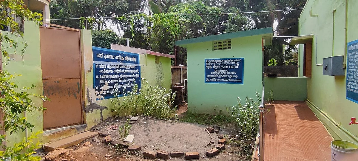 மாணவர்கள் தூய்மைப்படுத்திய கழிவறை