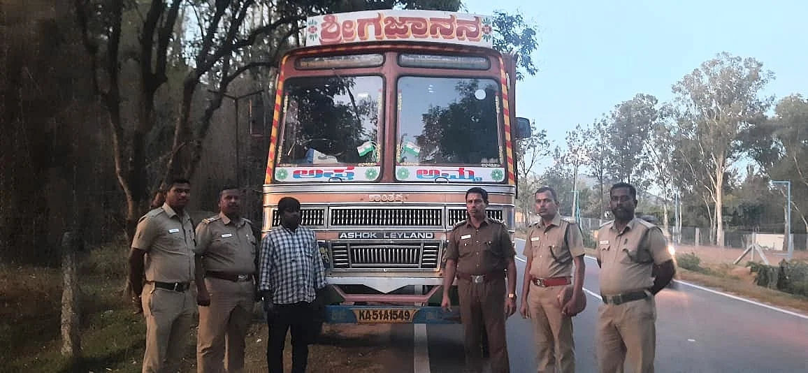 அபராதம் விதிக்கப்பட்ட டிரைவருடன், வனத்துறையினர்.