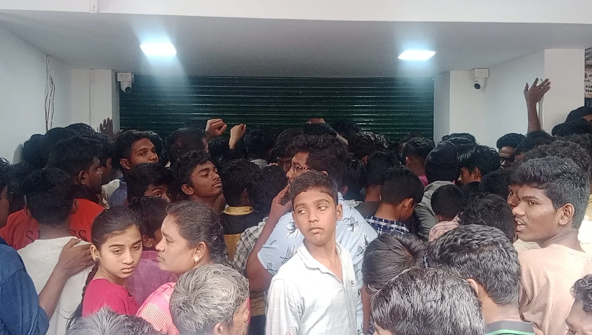 டீ சர்ட் வாங்கக் குவிந்த கூட்டம்