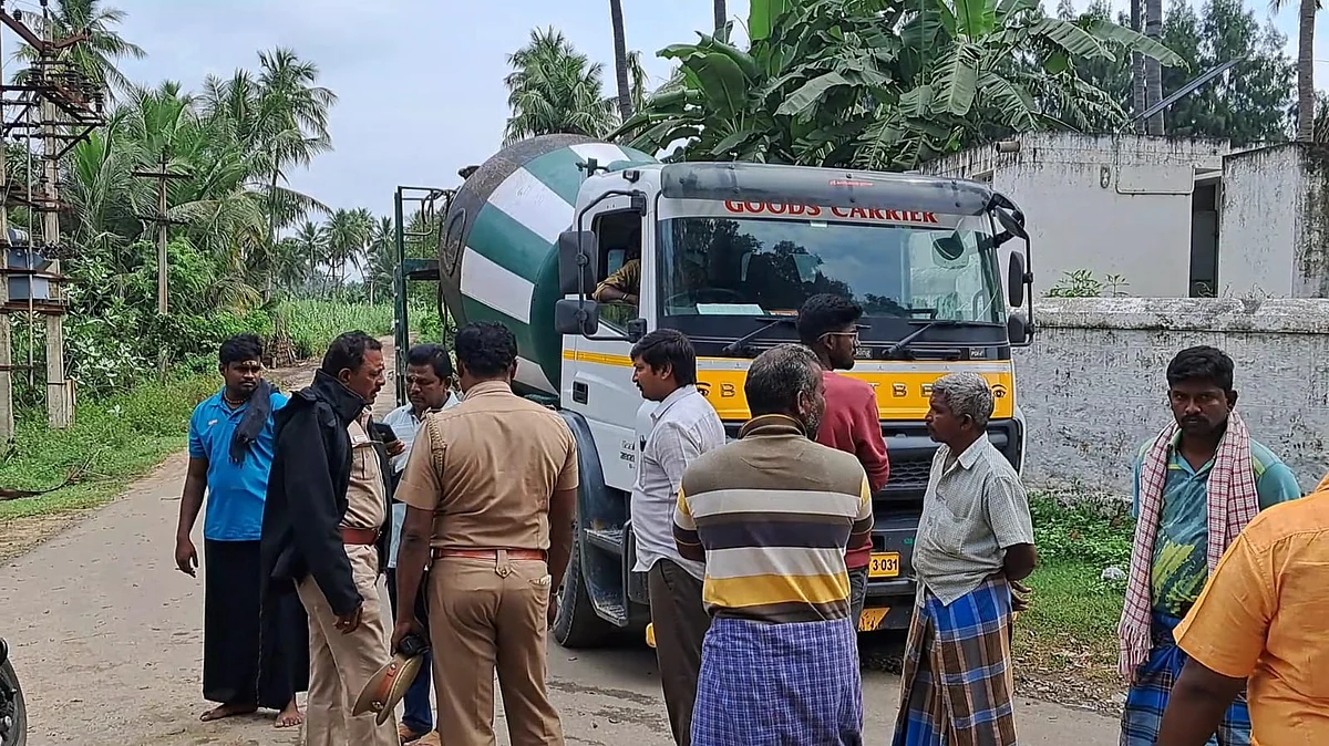 சிறைப்பிடிக்கப்பட்ட லாரி