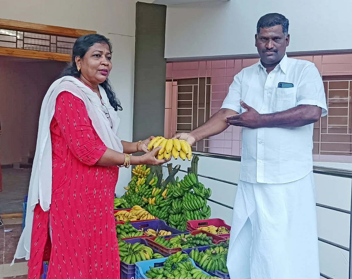 ஆதரவற்ற குழந்தைகளுக்கு வாழைப்பழம் வழங்கிய விவசாயி