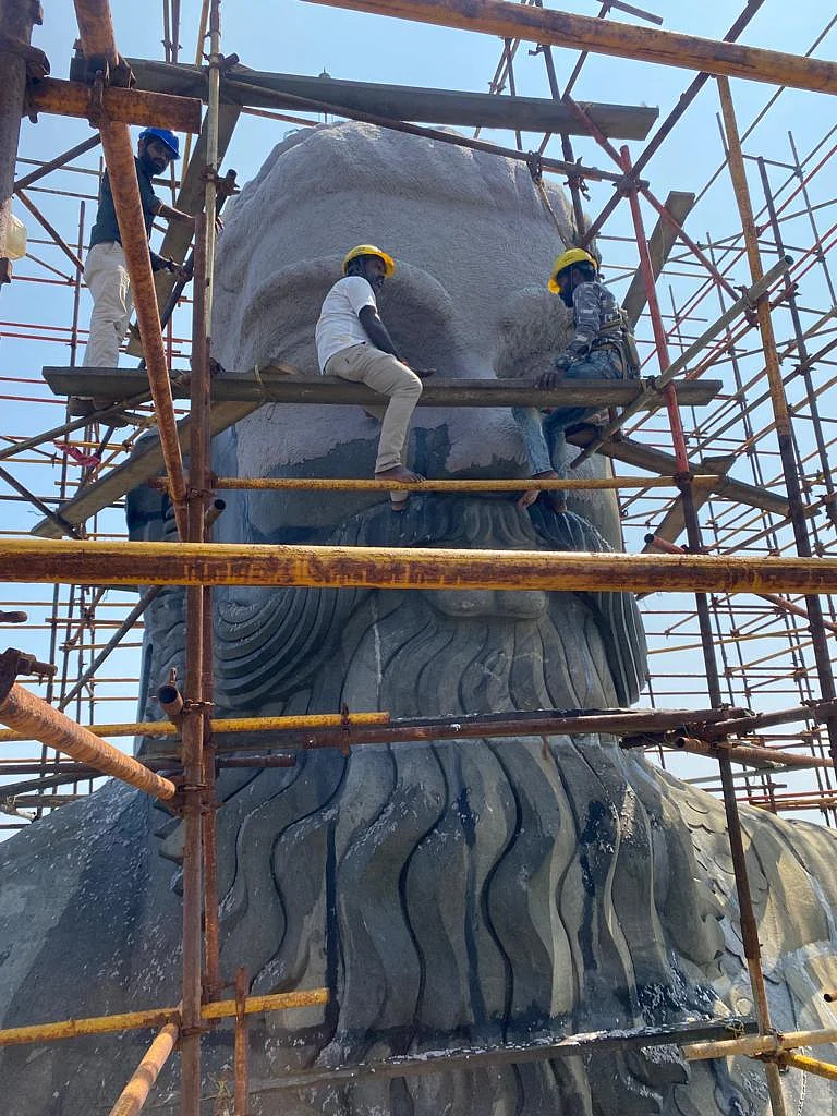 திருவள்ளுவர் சிலையில் பராமரிப்பு பணிகள்